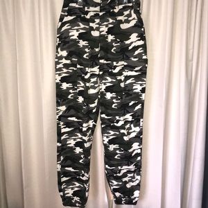 PrettyLittleThing Camo Cargo Pants